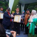  PENERIMAAN PIAGAM DISERAHKAN OLEH BPK AGUNG ELVIANTO