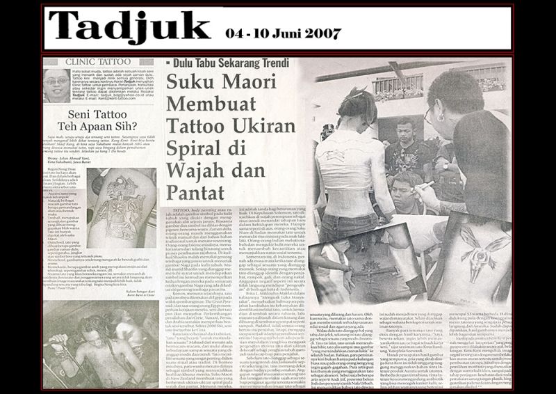 SUKU MAORI MEMBUAT TATTOO UKIRAN SPIRAL DI WAJAH DAN PANTAT.